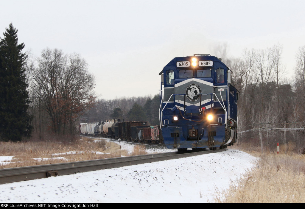 LSRC 6305 leads Z127 south on a cold winter day
